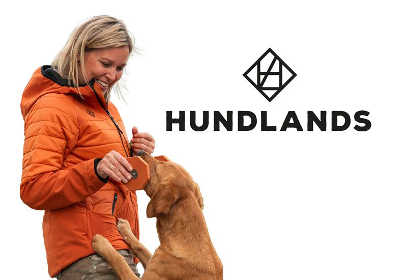 dame med jakke fra hundlands med hund